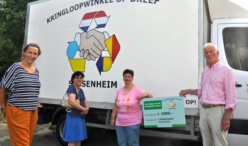 <p>De overhandiging van de cheque, v.l.n.r.: Kristel Augustinus (persoonlijk begeleider), Elisabeth, Wendy en Krieno Bolt (voorzitter Op Dreef). | Foto: Henk Maat</p>