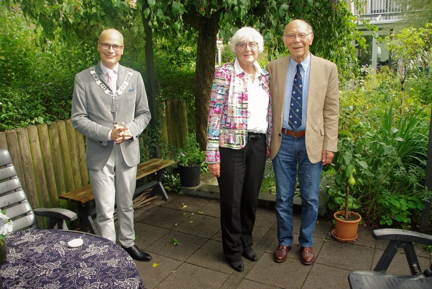 <p>Burgemeester Jaensch op bezoek bij het diamanten echtpaar van der Eb-Brongersma. | Foto Willemien Timmers</p>