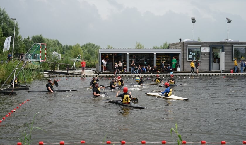 <p>Een aanval van Kano RIjnland D (met rode helmen en gele zwemvesten) .</p>