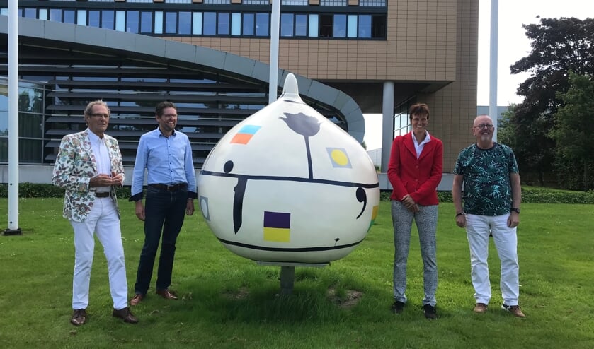<p>Jan van Vliet, Leo van Leeuwen, Corine Rotteveel en John Meijer bij de zojuist onthulde Reuzenbol.</p>