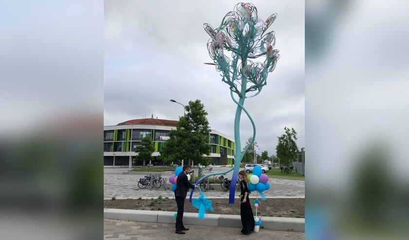 Wethouder van Haaster en kunstenares Harmke Datema deden de symbolische onthulling samen.