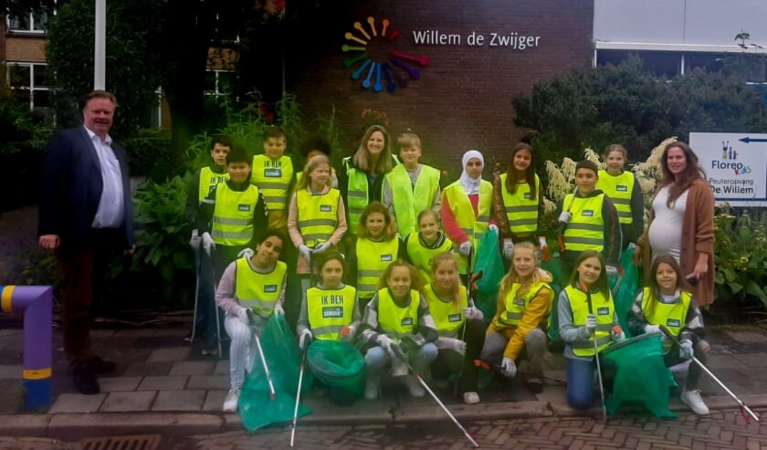 <p>Groep 8 van de Willem de Zwijgerschool met links wethouder Rik van Woudenberg en rechts Marieke van Leeuwen van Fairhups.</p>