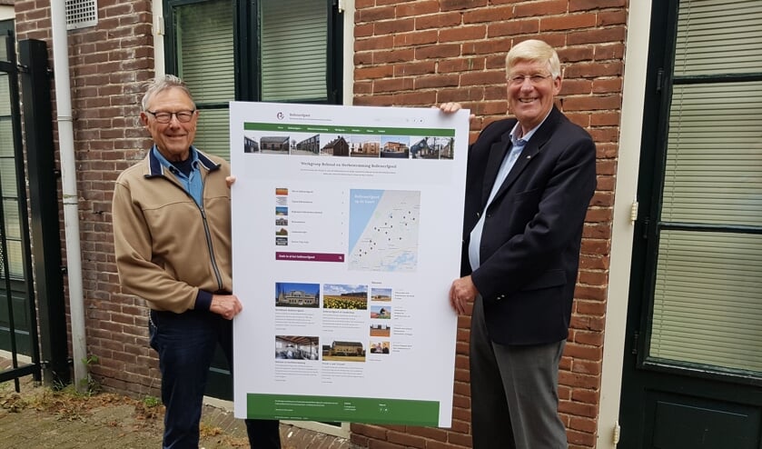 <p>Joop Zwetsloot en Piet Goemans tonen de nieuwe website waarop ook de Beeldbank Bollenerfgoed te vinden is. </p>