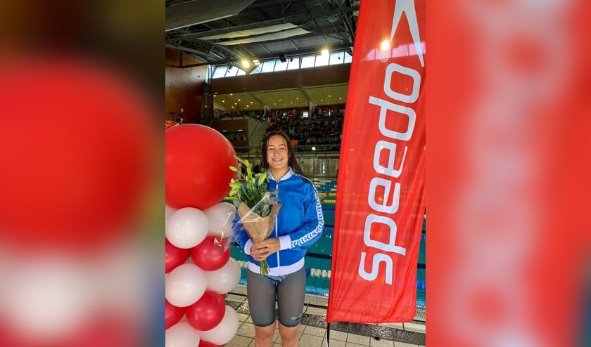 <p>Kimberly Ruiter zet een nieuw junioren record op de 50 meter vrije slag. | Foto: pr.</p>