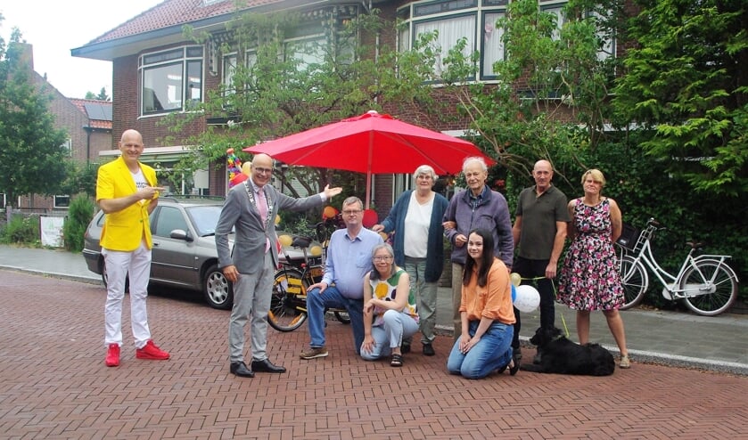 <p>Een klein feestje op straat vanwege het diamanten huwelijk van het echtpaar Stroethoff. | Foto Willemien Timmers</p>