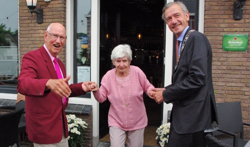 <p>Locoburgemeester Matthijs Huizing was te gast bij bruidspaar van der Voort. | Foto Willemien Timmers</p>