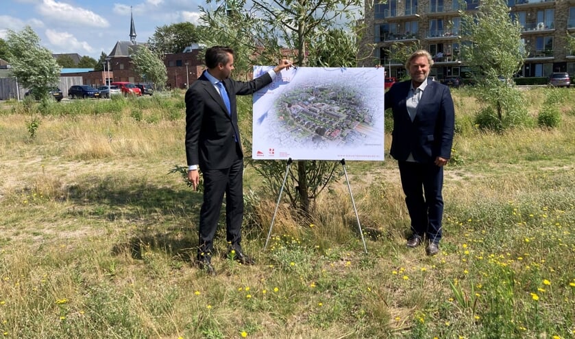 Wethouder Jeffrey van Haaster en Ronald Tol van Wilma Wonen bij een schets van het nieuwbouwproject.