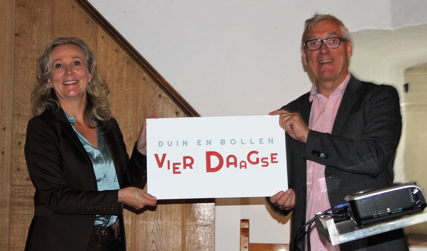 Quirine Kamphuisen geeft de uitvoering van de Duin en Bollen Vierdaagse in handen van Tjeerd Scheffer.
