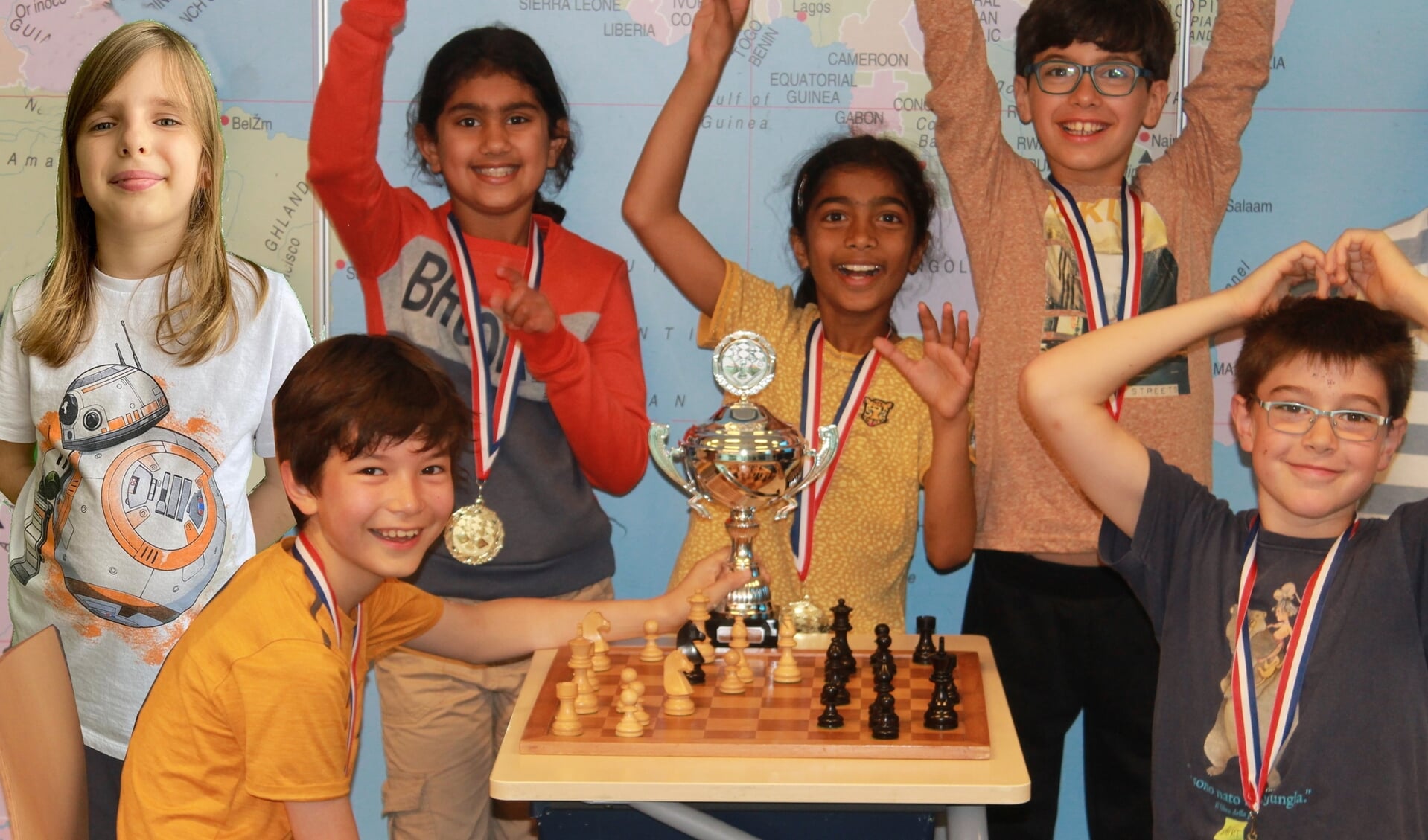 Het middenbouw team van Elckerlyc mag zich Nederlands kampioen Schoolschaak van het NK 345 noemen!  V.l.n.r. Ada Gil Forza, Sabin Teianu, Asmi Jaglan, Revathi Gandhimathi Vijaykumar, Enzo De Castro en Filippo Rampini.