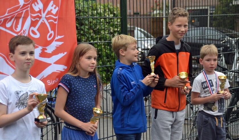 <p>De winnaars van de team-competitie, v.l.n.r. Paul, Suze, Mathis, Guido en Ilja. </p>