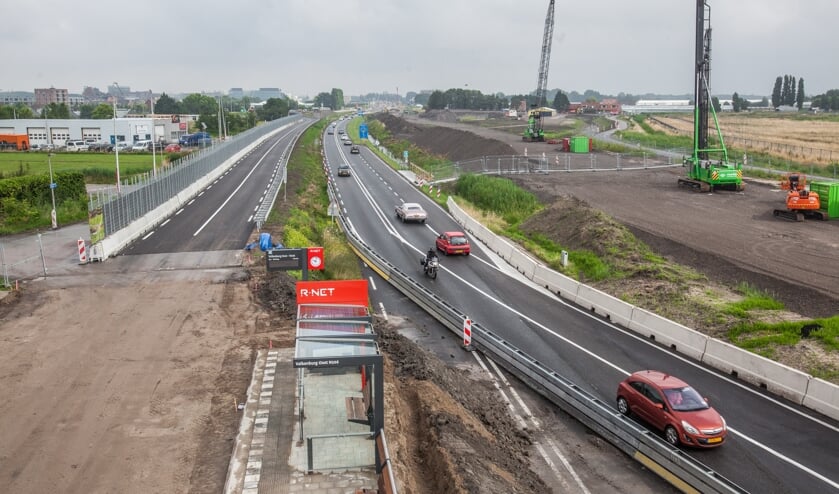 De Tijdelijke Tjalmaweg (links) wordt komende zondag in gebruik genomen. | Foto Adrie van Duijvenvoorde