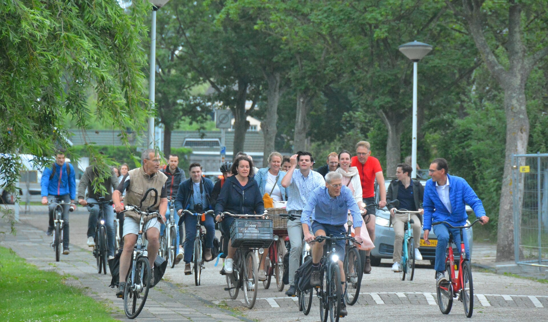 Collega's fietsen gezamenlijk een stukje op met hun directeur Geert Snoep.