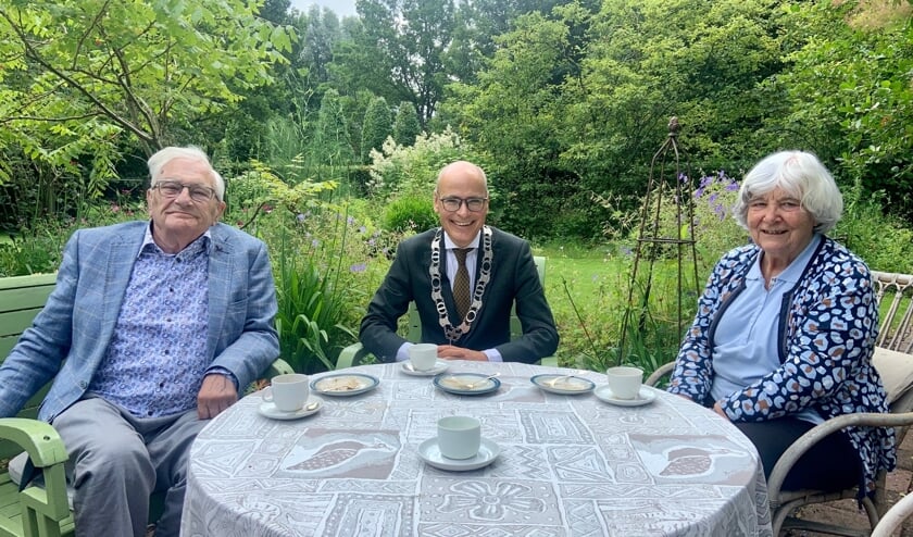 <p>Jan en Evelien Voogd ontvingen burgemeester Jaensch in hun tuin.</p>