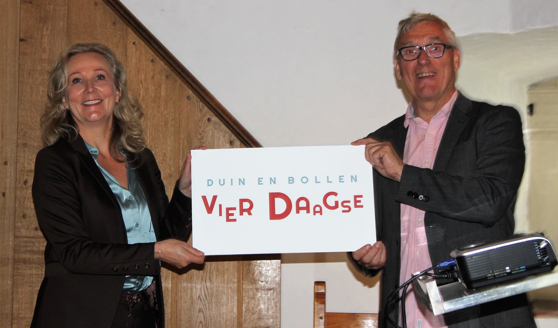 Quirine Kamphuisen geeft de uitvoering van de Duin en Bollen Vierdaagse in handen van Tjeerd Scheffer.