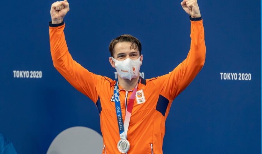 <p>Arno Kamminga met zijn zilveren medaille bij de huldiging op de Olympische Spelen 2021. | Giorgio Scala | Orange Pictures</p>