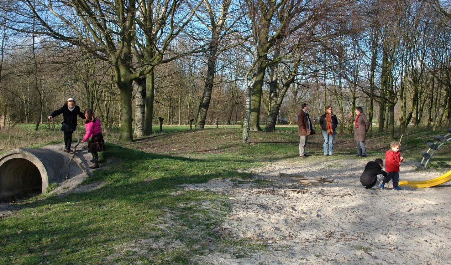Maart 2008: de wat verwaarloosde speeltuin op de plek waar de natuurspeeltuin moet komen. Op de achtergrond initiatiefnemers Jarno Volmer, Joyce van Steijn en Riny vons (v.l.n.r.)