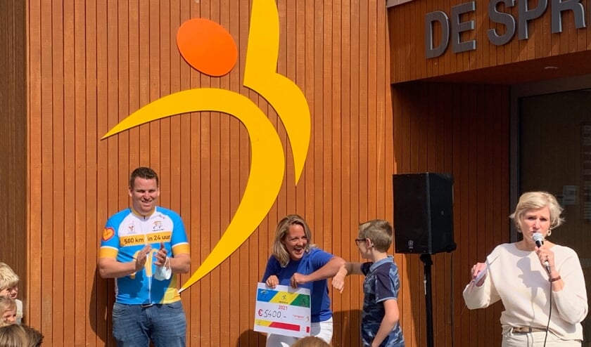 <p>Bob Koppier en Mieke van den Nouland nemen de cheque voor het Ronald McDonald fonds in ontvangst. | Foto: pr. </p>
