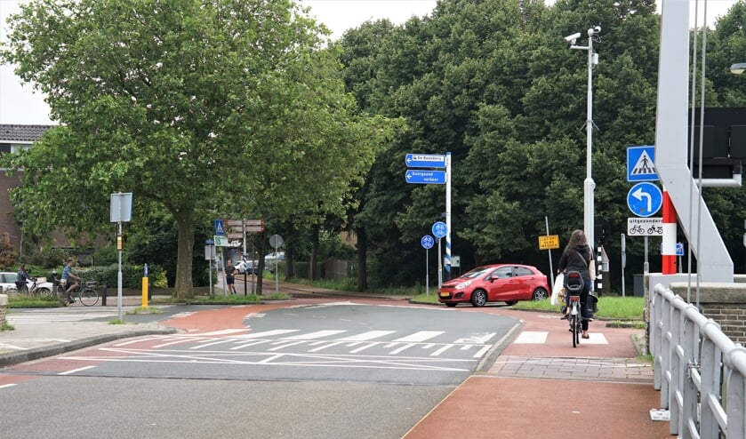 <p>Komend vanaf de Spanjaardsbrug mogen auto's alleen linksaf maar het gebeurt nu te vaak dat ze rechtdoor de Splinterlaan in rijden. </p>