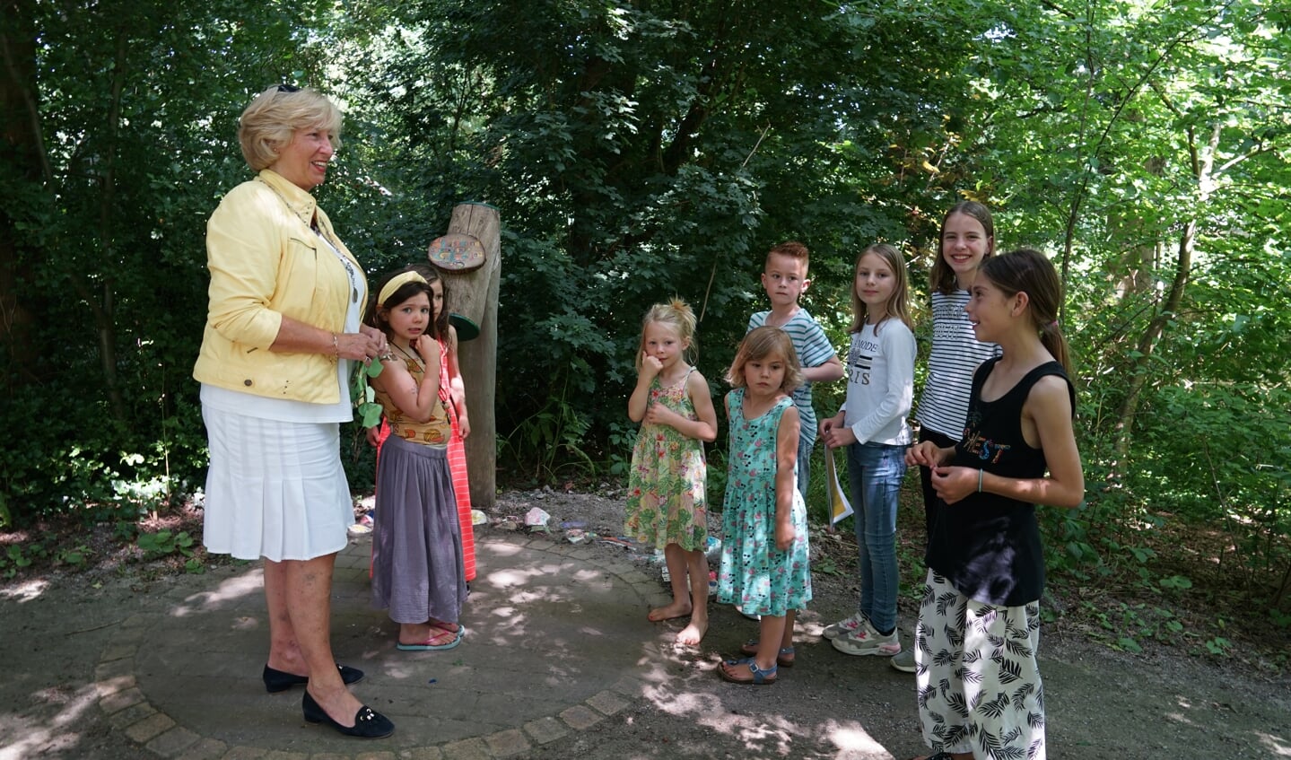 Burgemeester Driessen bekijkt met een groep kinderen het Verwonderpad. 