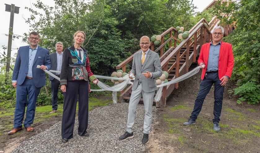 <p>Vlnr: Peter Duivenvoorde, Theo Alkemade, Anne Koning, Emile Jaensch en Sjaak vd Berg. | Foto: Richard van Egmond.</p>