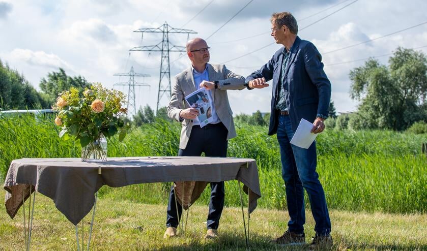 Arno van Gestel (l, Vattenfall) en Peter van Schie (r, Energiek Poelgeest)