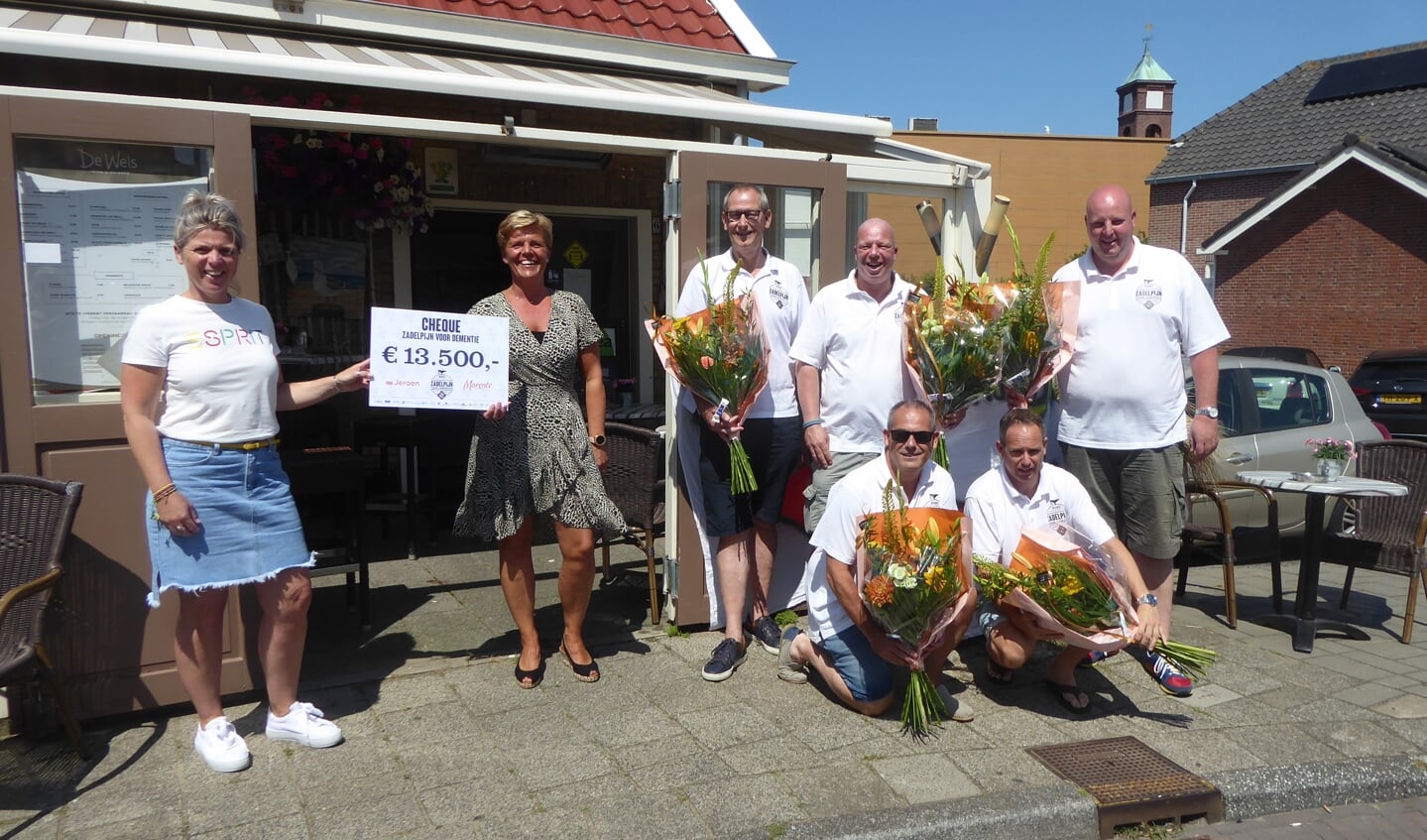 De wielrenners overhandigden een mooie cheque aan Cora Rovers en Esther van der Meel van Marente.