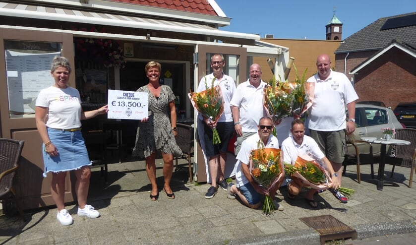 <p>De wielrenners overhandigden een mooie cheque aan Cora Rovers en Esther van der Meel van Marente.</p>