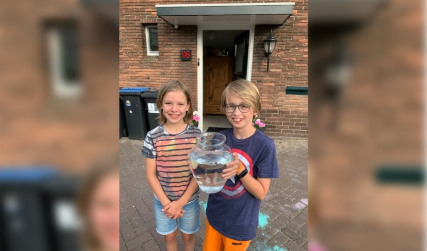 <p>Sven en een vriendinnetje Anouk dat bij de vondst aanwezig was. | Foto: vader Vincent.</p>