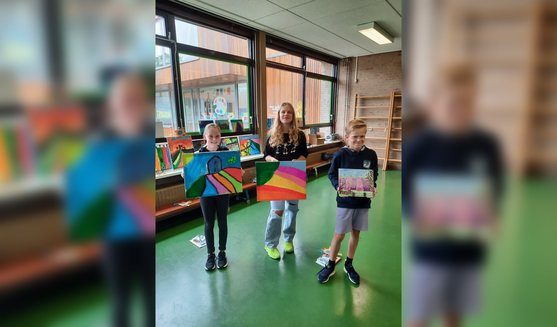 De drie winnaars met hun schilderijen. Zij wonnen Kleurenpracht Junior '21.