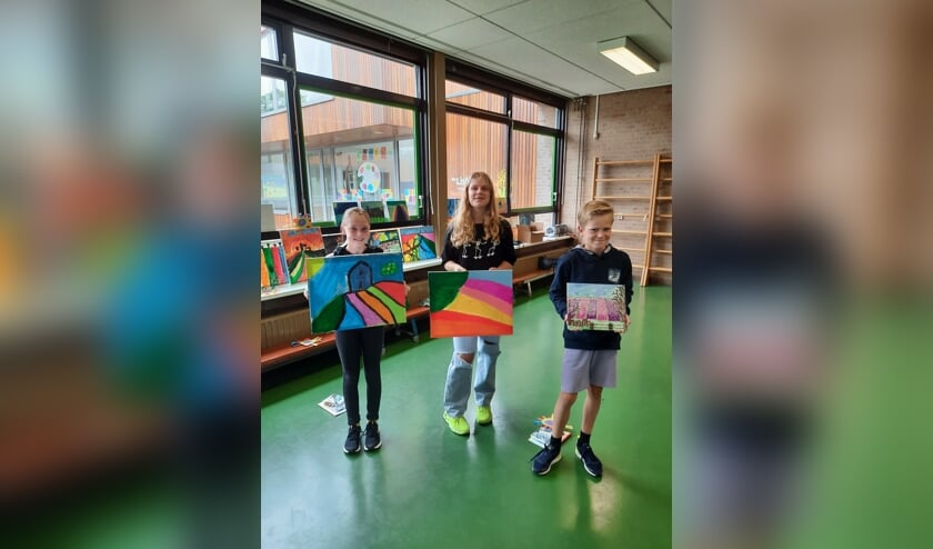 <p>De drie winnaars met hun schilderijen. Zij wonnen Kleurenpracht Junior '21.</p>