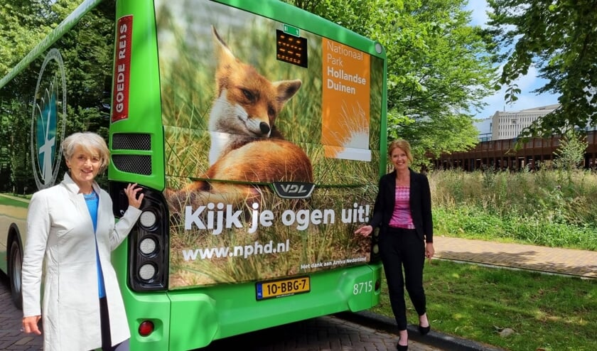 <p>Annemarie Hoogeveen, regiodirecteur West bij Arriva, en Georgette Leltz, directeur Nationaal Park Hollandse Duinen. | Foto: pr</p>