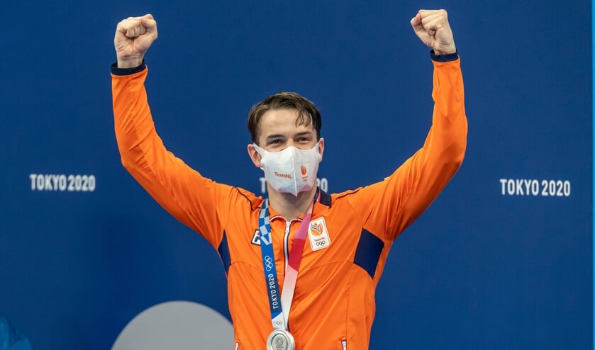 <p>Arno Kamminga afgelopen maandag met zijn zilveren Olympische medaille bij de huldiging van de 100 meter schoolslag. </p>