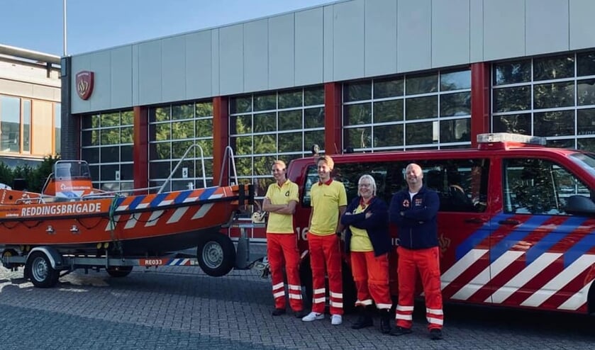 <p>Het team van de LDRB klaar voor vertrek bij de Leiderdorpse brandweerkazerne.</p>