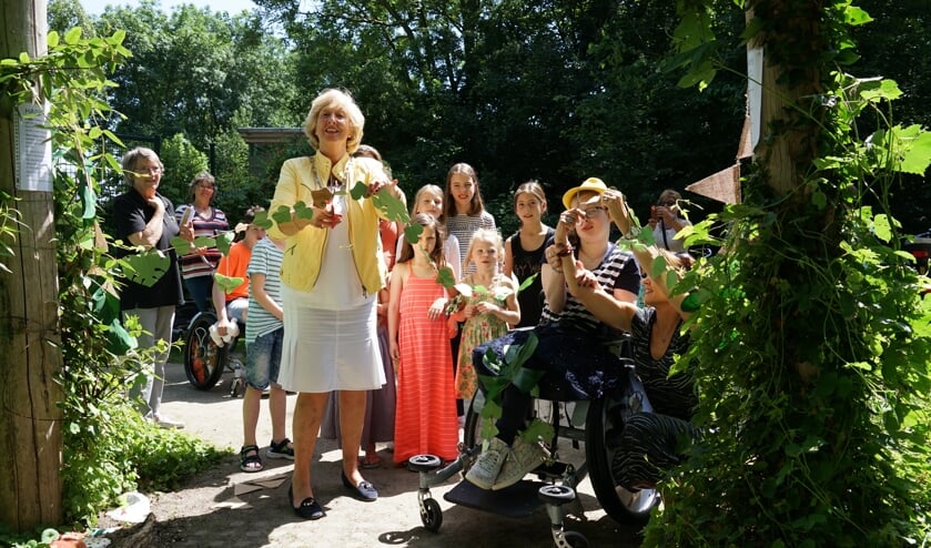 <p>Burgemeester Laila Driessen opent het vernieuwde Verwonderpad. Geheel links voorzitter Riny Vons.</p>