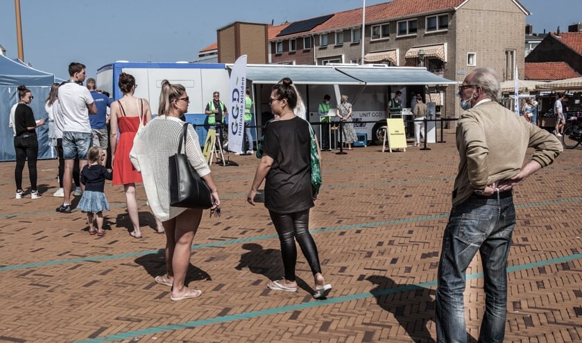 <p>Een rij wachtenden voor de Jansenvaccinatie bij de prikbus van de GGD op het Andreasplein. | Foto: Adrie van Duijvenvoorde</p>