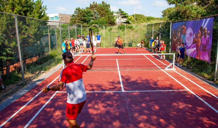 Tennistrainers Bob & Maikel geven een demonstratie mini-tennis. | Foto: pr