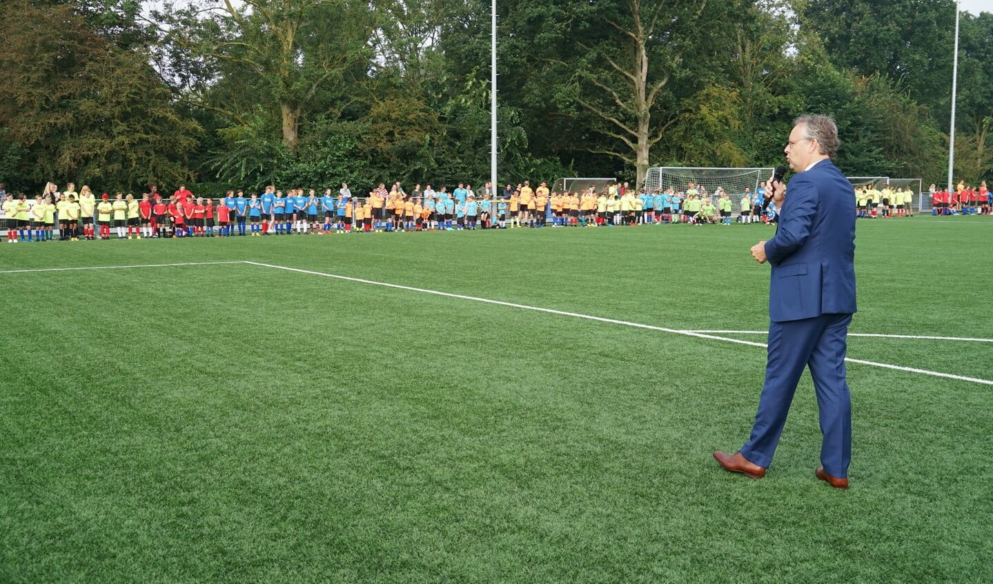 Sportwethouder Willem Joosten opende de 34ste Voetbalstart. 