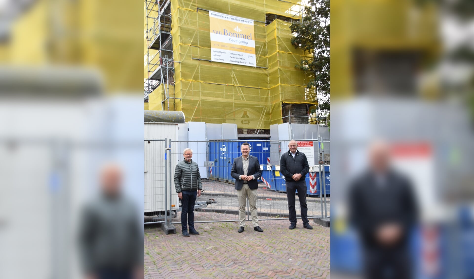 Aannemer Ruud van Bommel, wethouder Adger van Helden en projectleider Milo Dest voor de toren. | Foto: CvdS.