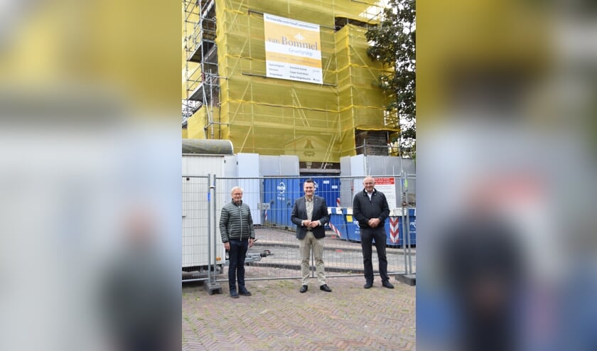 <p>Aannemer Ruud van Bommel, wethouder Adger van Helden en projectleider Milo Dest voor de toren. | Foto: CvdS.</p>