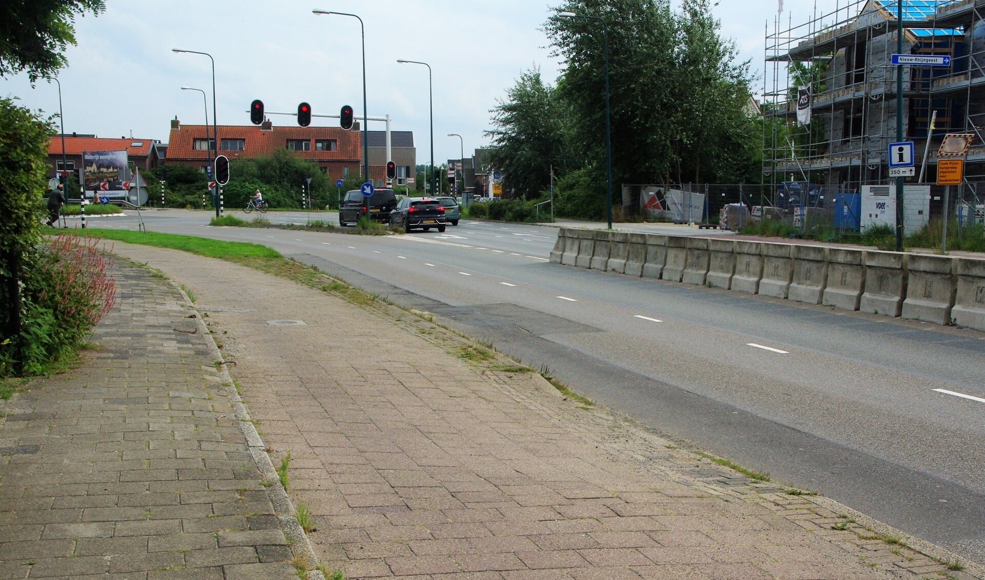 Het slechte wegdek van de Rijnsburgerweg vertoont grote schade. Binnenkort zal dit structureel worden aangepakt. | Foto Willemien Timmers