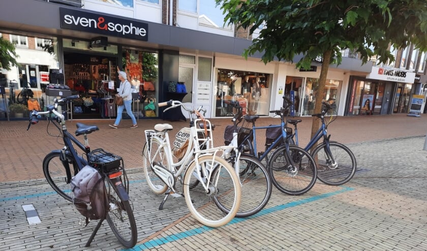 <p>Wel plekken om je fiets te parkeren in de Princestraat, maar geen fietsnietjes. | Foto: SKvD</p>
