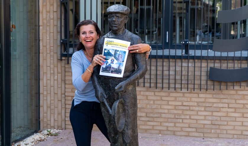 <p>Voorzitter van het Open Monumentendag Comité Yvonne van den Anker met het programma voor Open Monumentendag. | Foto: Marc Wonnink </p>