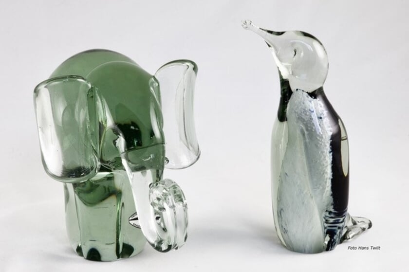 <p>Mondgeblazen glasobjecten van oud glas. | </p>