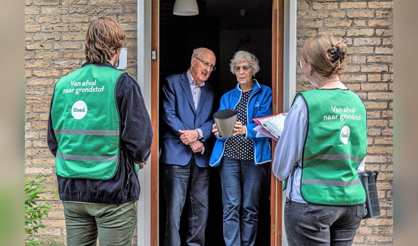 <p>Afvalcoaches delen GFT-bakjes uit voor in de keuken. | Foto Buro JP</p>