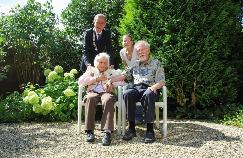 <p>Locoburgemeester Huizing feliciteert Réjean en Ginette Grard en hun dochter Caroline. |</p>