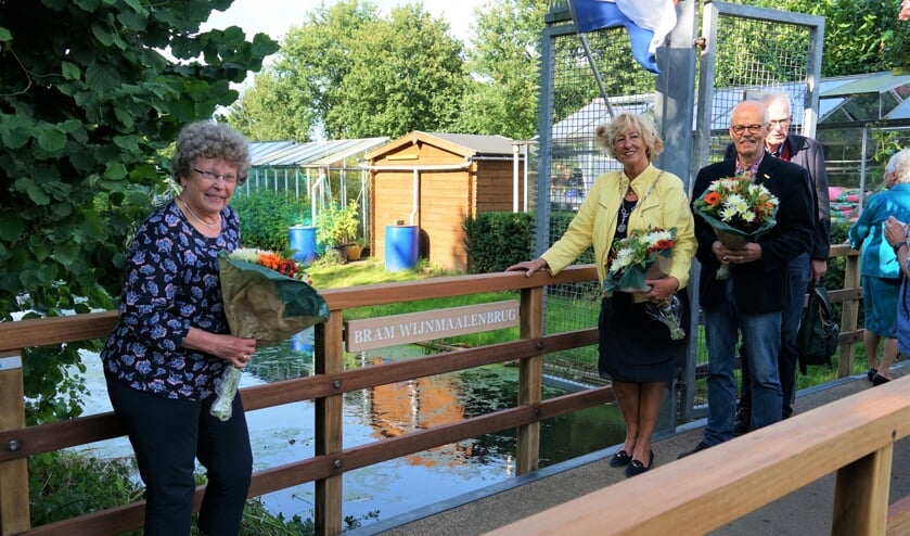 <p>Diny Wijnmaalen (links) en burgemeester Laila Driessen onthulden samen de naam van de brug. Rechts Joop van Huut, oud-voorzitter en erelid van VTV De Bloemhof. </p>