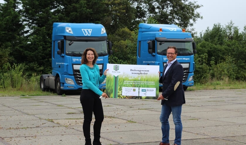 <p>Wethouder Karin Hoekstra en Jan van Duijn (directeur van Rhijn Projektontwikkeling) op de bouwlocatie. | Foto: PR.</p>