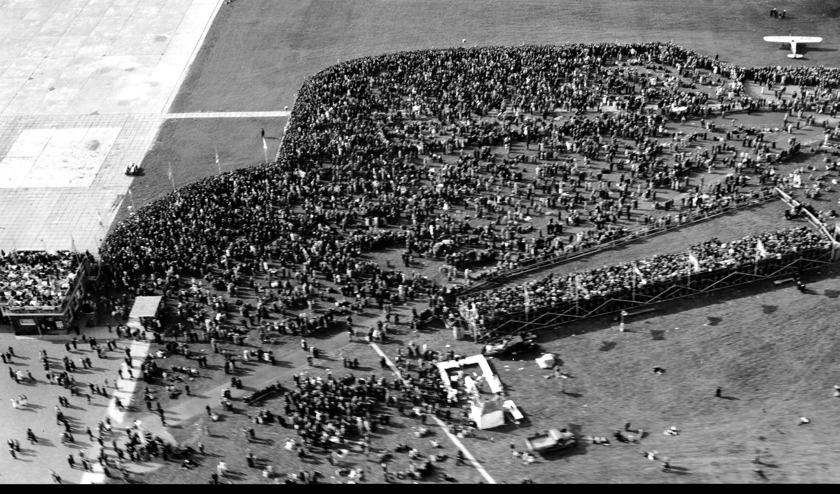 De demonstratie voor het behoud van Schiphol in 1938. | Foto: Beeldbank gemeente Amsterdam