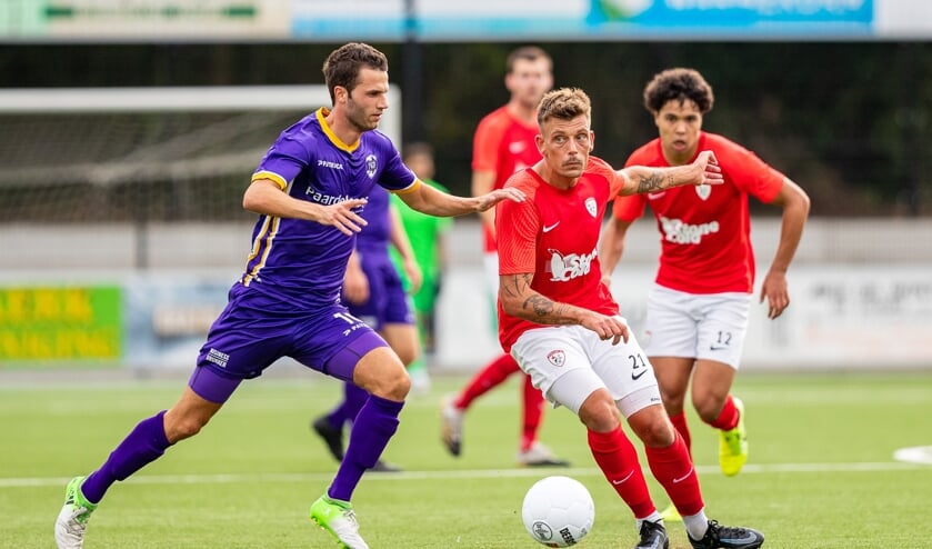 <p>Danny Bakker en Christiaan van Hussen (Sportlust 46) in het gevecht om de bal. | Foto: Ron Hoenson/Orange Pictures.</p>