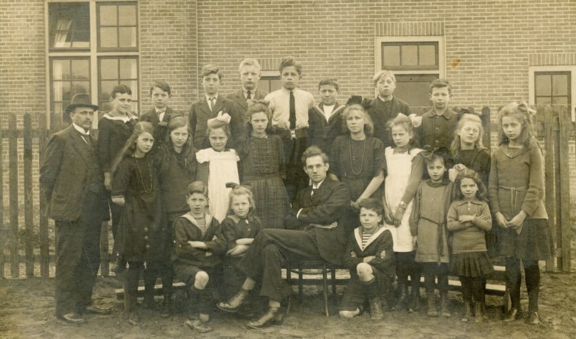 Klassenfoto in 1922 van de Christelijke school aan de Jacoba van Beierenweg. 
In het midden het hoofd van de school Jacob van den Berghe.  